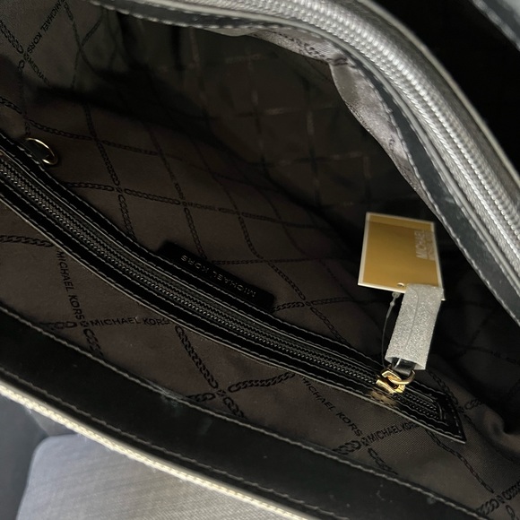 NWT MICHAEL KORS VOYAGER EW TOTE HANDBAG - Picture 5 of 10